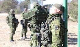 Kariai tobulina šaudymo įgūdžius