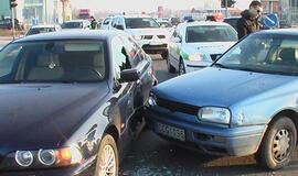 Saulės apakintas vairuotojas atsitrenkė į policininko BMW