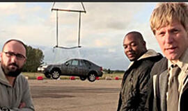 Ar pavyks automobilį pakelti į orą ant lipnios juostos? (Video)