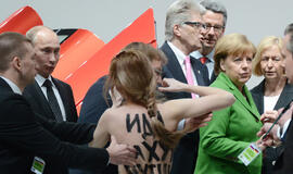 Kremlius ragina Vokietiją nubausti prieš V. Putiną protestavusias pusnuoges merginas (Video)