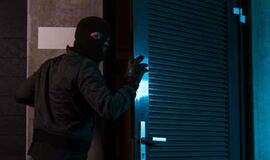 Kretingoje bandyta apvogti juvelyrinių dirbinių parduotuvę