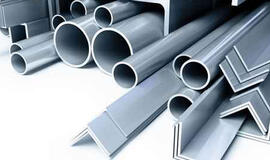 Petrašiūnuose Kauno pareigūnai aptiko šimtus tonų nelegaliai supirkto juodojo metalo