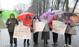 Latvių ir lietuvių mitingas prie rotušės