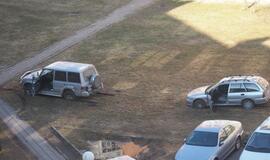 Veją kieme niokojantys automobiliai