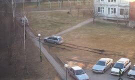 Veją kieme niokojantys automobiliai