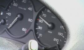 Pėsčiomis avarijos išvengusi mergina pati trenkėsi į medžius