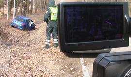 Pėsčiomis avarijos išvengusi mergina pati trenkėsi į medžius