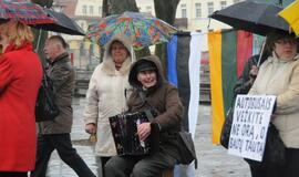 Latvių ir lietuvių mitingas prie rotušės