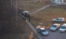 Veją kieme niokojantys automobiliai