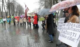 Latvių ir lietuvių mitingas prie rotušės