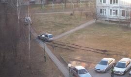 Veją kieme niokojantys automobiliai