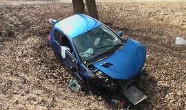 Pėsčiomis avarijos išvengusi mergina pati trenkėsi į medžius