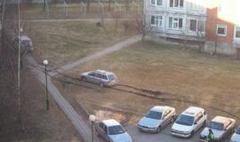 Veją kieme niokojantys automobiliai