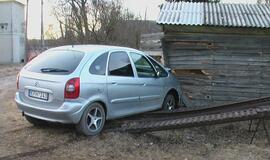 Girtas įvairavo į kaimynės garažą