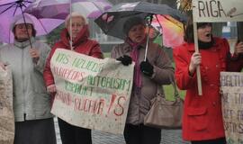 Latvių ir lietuvių mitingas prie rotušės