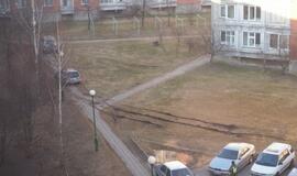 Veją kieme niokojantys automobiliai