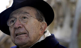 Mirė septynis kartus Italijos premjeru buvęs Džulijus Andreotis