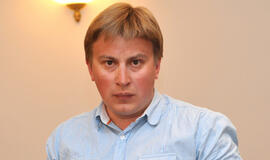 Žurnalistinis tyrimas: skolų medžiotojai, įsigiję turtingos bendrovės 150 litų skolą, skelbia įmonei bankrotą, o turtas išparduodamas