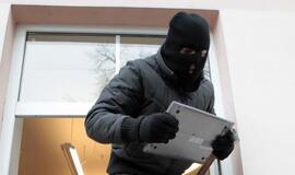 Ilgapirščių grobis: telefonas, degtinė, keltuvas...