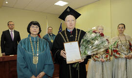 Inauguruoti dar du Klaipėdos universiteto garbės daktarai