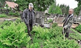 Kretingiškė kaltina skulptorių kapavietės išniekinimu