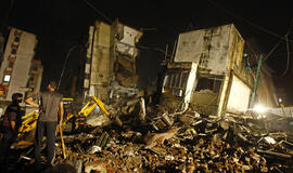 Mumbajuje sugriuvus namui žuvo mažiausiai keturi žmonės