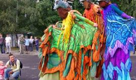 Gatvės cirko festivalyje Klaipėdoje – nuo akrobatų iki "Tele bim-bam"