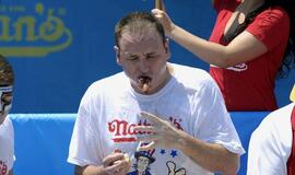 Kalifornietis septintą kartą iš eilės laimėjo dešrainių valgymo varžybas