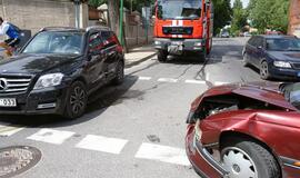 Neblaivus jaunuolis taranavo apynaujį mersedesą