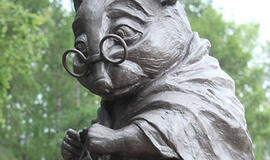 Pastatė skulptūrą laboratorinei pelei