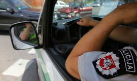 Neblaivus jaunuolis taranavo apynaujį mersedesą