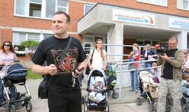 Tėvai protestavo dėl padidintų vaikų baseino kainų