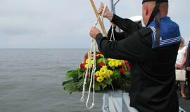 Jūros šventė 2013. Vainikų nuleidimas jūroje