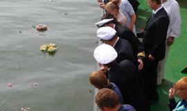 Jūros šventė 2013. Vainikų nuleidimas jūroje