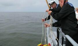 Jūros šventė 2013. Vainikų nuleidimas jūroje