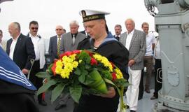 Jūros šventė 2013. Vainikų nuleidimas jūroje