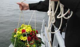 Jūros šventė 2013. Vainikų nuleidimas jūroje