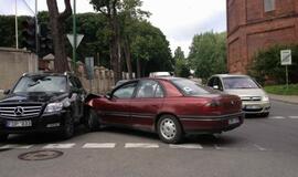 Neblaivus jaunuolis taranavo apynaujį mersedesą