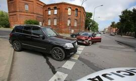 Neblaivus jaunuolis taranavo apynaujį mersedesą