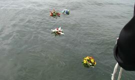 Jūros šventė 2013. Vainikų nuleidimas jūroje