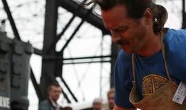 Kalviai sukurs dovaną jaunavedžiams