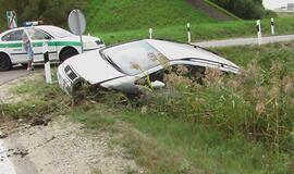 Magistralėje įvijo automobilį į griovį ir pabėgo