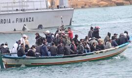 Malta neįsileido tanklaivio su 102 migrantais