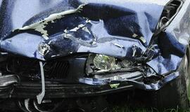 Nuo alkoholio ir narkotikų apsvaigęs BMW vairuotojas taranavo priešais važiavusį automobilį