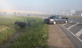 Per tirštą rūką Jakų žiede susidūrė automobiliai