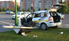 Per raudoną važiavusi moteris sukėlė avariją