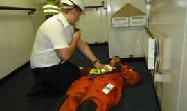 Kariškiai gesino gaisrą civiliniame laive