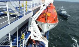 Kariškiai gesino gaisrą civiliniame laive