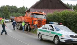 Kisinių kaime sunkvežimis kliudė pastatą