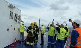 Kariškiai gesino gaisrą civiliniame laive